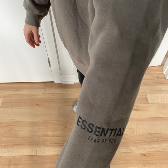 COPY - Essentials Crewneck - Picture 4 of 5